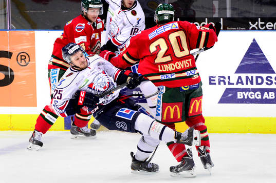 Frölundas Joel Lundqvist tacklar Linköpings Johannes