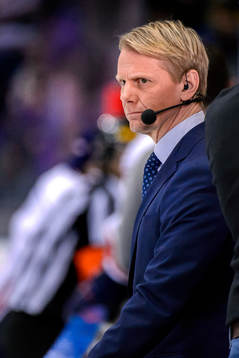 s ishockeyexpert Niklas Wikegård blickar ut över isen