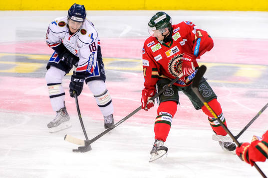 Linköpings Jonas Almtorp tar pucken från Frölundas