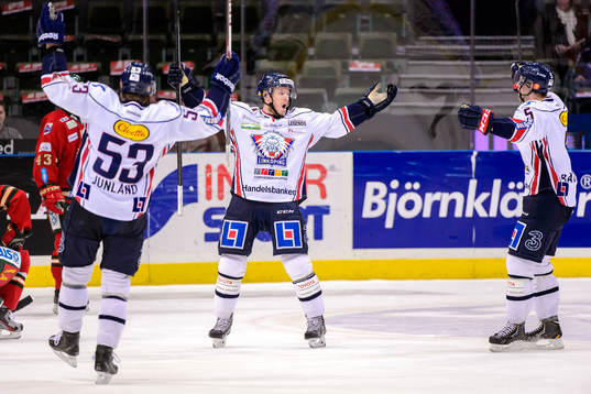 Linköpings Jonas Almtorp firar