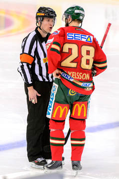 Frölundas Dick Axelsson pratar med domaren