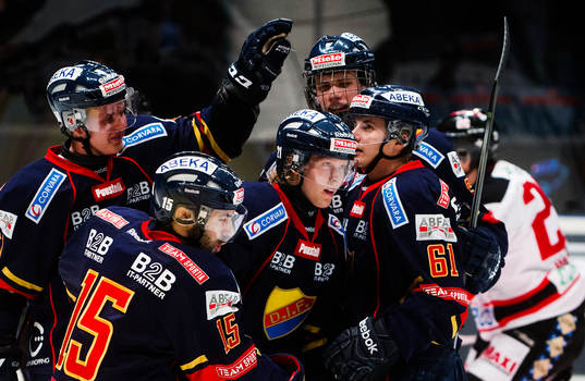 Djurgårdens Nicklas Heinerö  (mitten) jublar