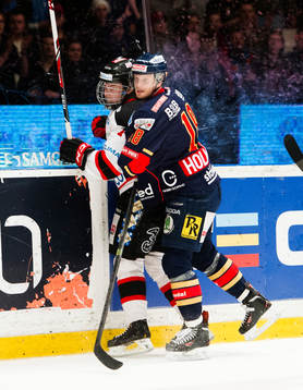 Djurgårdens Michael Holmqvist trycker till Malmö Redhawks
