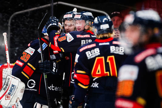 Djurgårdens Joakim Hagelin och Linus Arnesson jublar och