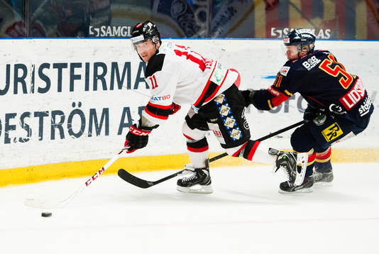 Malmö Redhawks Joey Tenute  jagas av Djurgårdens David