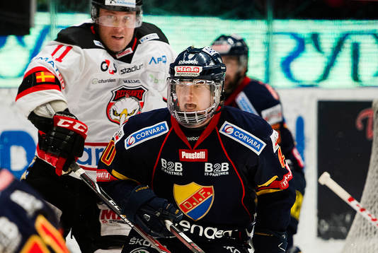 Djurgårdens Mattias Kalin jagas av Malmö Redhawks Joey