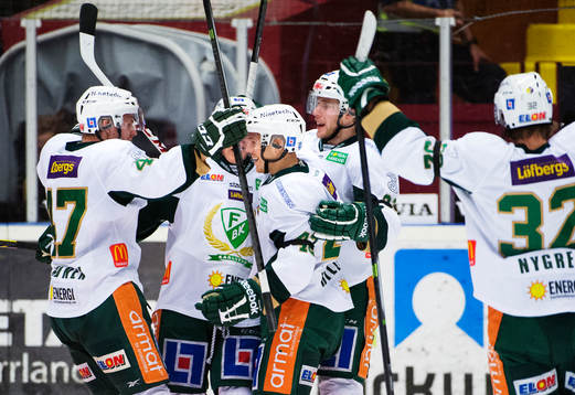 Färjestads Joakim Hillding gratuleras till sitt 0-1-mål
