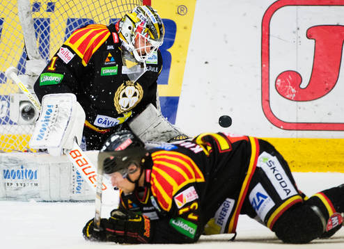 Brynäs målvakt Bernhard Starkbaum räddar ett skott