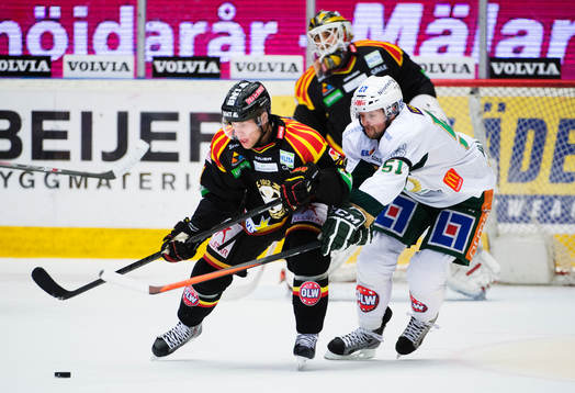 Brynäs Greg Scott utmanas av Färjestads Rickard Wallin