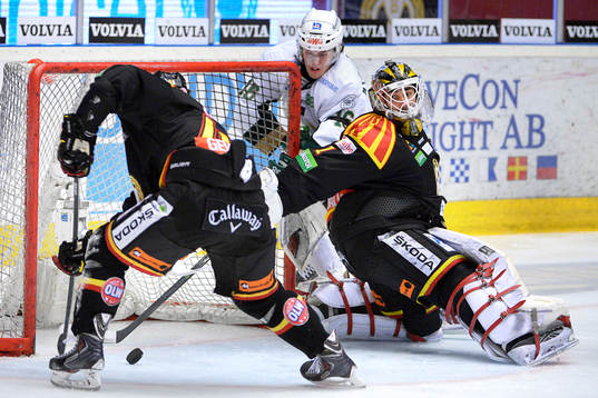 Brynäs Greg Scott och målvakt Bernhard Starkbaum hindrar