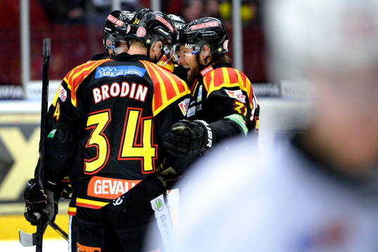 Brynäs Daniel Brodin gratuleras för han gjort 1-1
