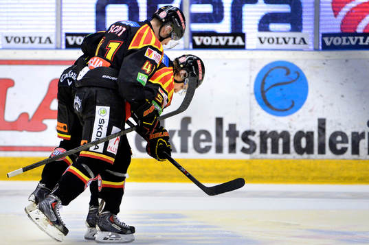 Brynäs Greg Scott hjälper skadade Robin Jacobsson ut