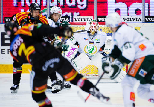 Brynäs Christian Djoos skjuter mot Färjestads målvakt