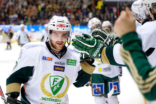 Färjestads Linus Fröberg firar han gjort 1-2