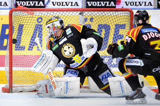 Färjestads Linus Fröberg (ej i bild) gör 1-2 bakom