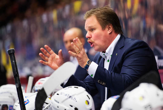 Färjestads tränare Leif Carlsson gestikulerar