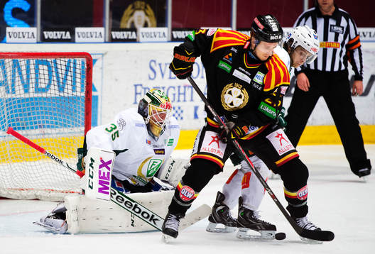 Brynäs Bill Sweatt oroar framför Färjestads målvakt