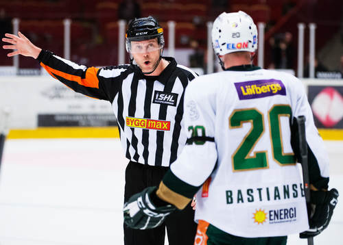 Domare Ulf Rönnmark visar ut Färjestads Anders Bastiansen