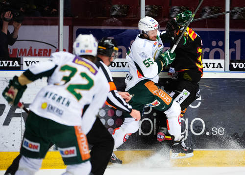 Färjestads Ole-Kristian Tollefsen tacklar Brynäs Daniel