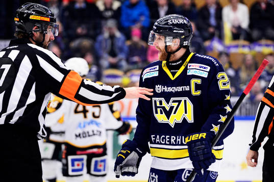 s David Petrasek argumenterar med domaren