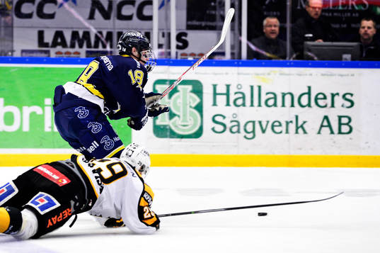 s Kevin Fiala jagas av Skellefteås Oscar Sundqvist