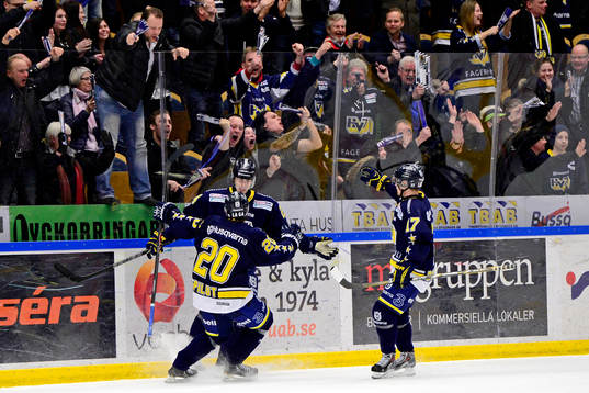 s Eric Christensen kramas om av Lawrence Pilut och Toni