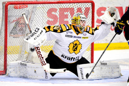s målvakt Alexander Hamberg plockar en puck
