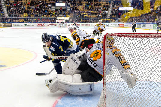 s Johan Lindström åker in i Skellefteås målvakt Markus