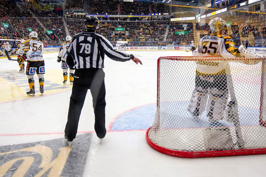 Linjedomare Henrik Pihlblad pekar mot mål