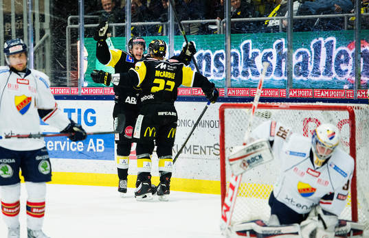 Västerås Rasmus Bengtsson jublar samtidigt som