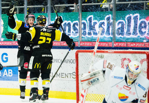 Västerås Rasmus Bengtsson jublar samtidigt som