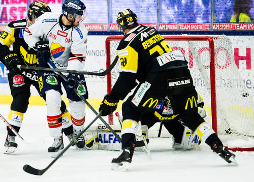 Djurgårdens Joakim Hagelin ser Jens Jakobs (ej i bild)