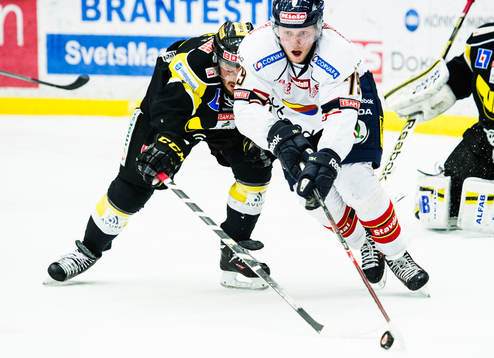 Västerås Andreas Frisk jagar Djurgårdens Emil Lundberg