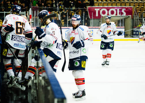 Djurgårdens Mikael Ahlén  deppar medans han åker av isen