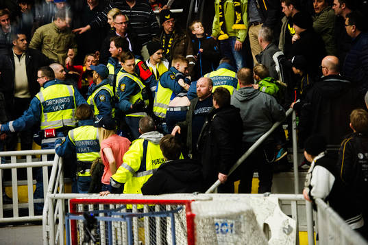 En stökig supporter blir avvisad från platsen