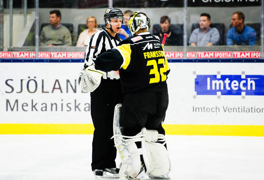 Västerås målvakt Jonas Fransson oense med domaren
