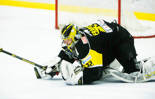 Västerås målvakt Jonas Fransson slår en kullerbytta