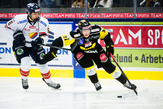 Djurgårdens Andreas Englund och Västerås Matt Fornataro