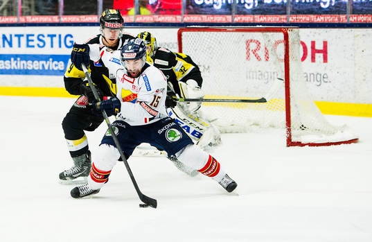 Djurgårdens Steve Saviano och Västerås Tomas Mitell