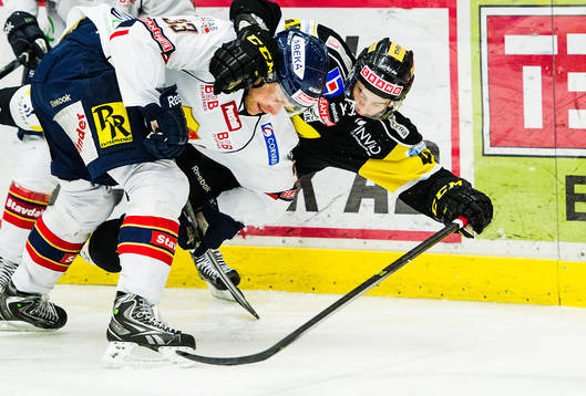 Djurgårdens  Timmy Pettersson  och Västerås Tomas Hyka