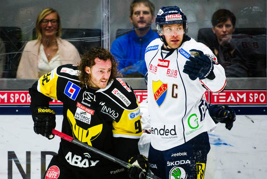 Västerås Erik Lindhagen har tappat hjälmen