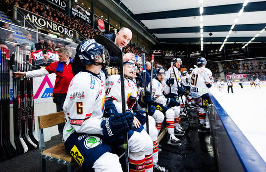 Djurgårdens assisterende tränare Stefan Nyman instruerar