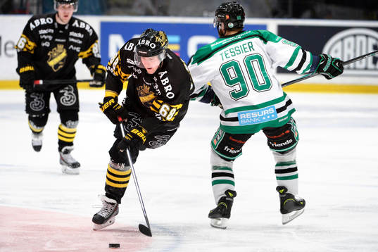 s Victor Ahlström tar sig förbi Rögles Kelsey Tessier