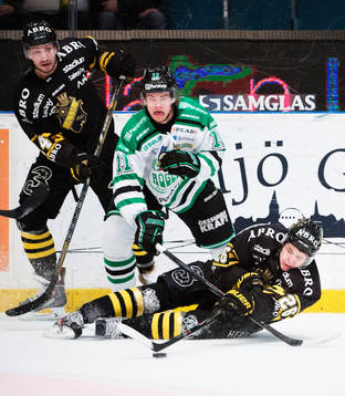 s Mark Hurtubise och Mattias Janmark i kamp om pucken med