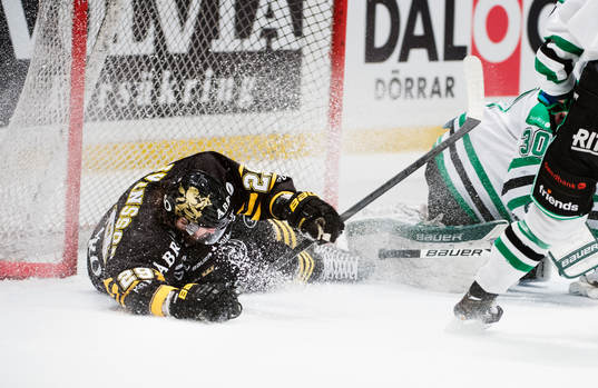 s Per Svensson kraschar in i målet