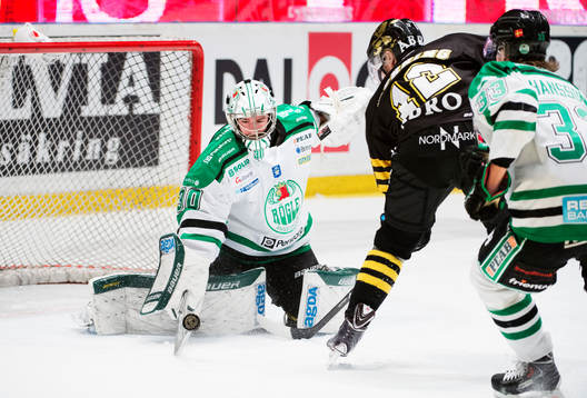 Rögles målvakt Kevin Lindskoug räddar ett skott från