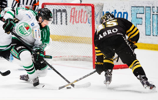 s Oscar Steen framför mål