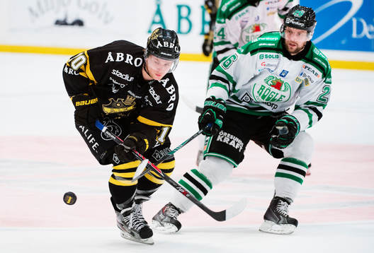 s Marcus Nilsson utmanas av Rögles Jakob Johansson