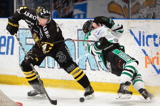 Rögles Niklas Hansson tar sig i ansiktet