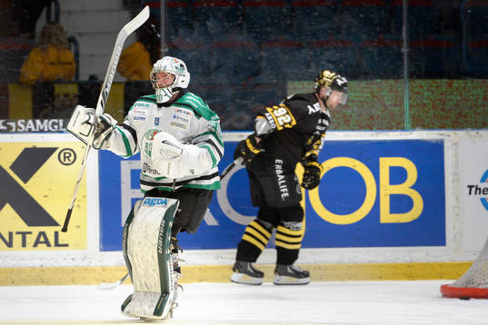 Rögles målvakt Kevin Lindskoug jublar